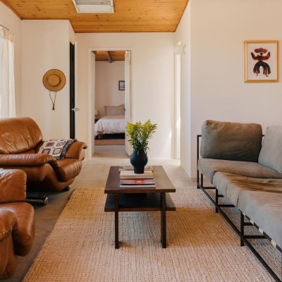 Mikaela Roses living room furnished using Kaiyo. Show are two secondhand sofas.